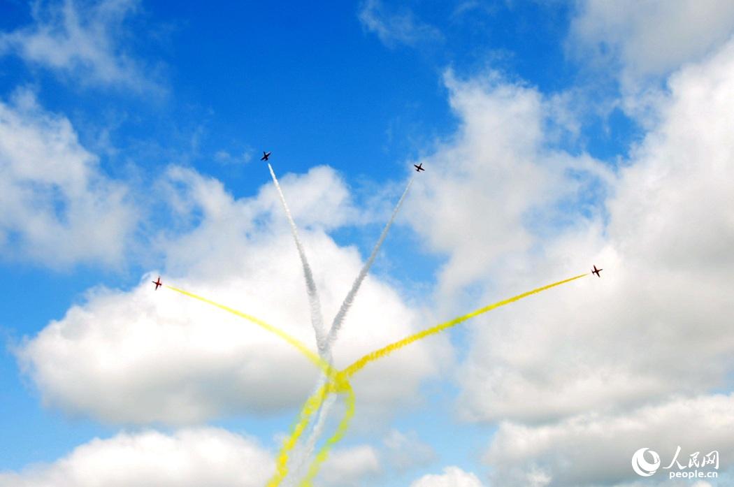 For?a Aérea do ELP realiza exercícios abertos ao público em Changchun