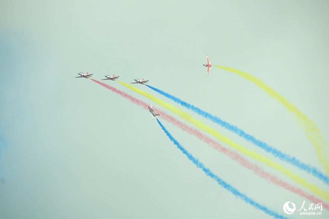 For?a Aérea do ELP realiza exercícios abertos ao público em Changchun