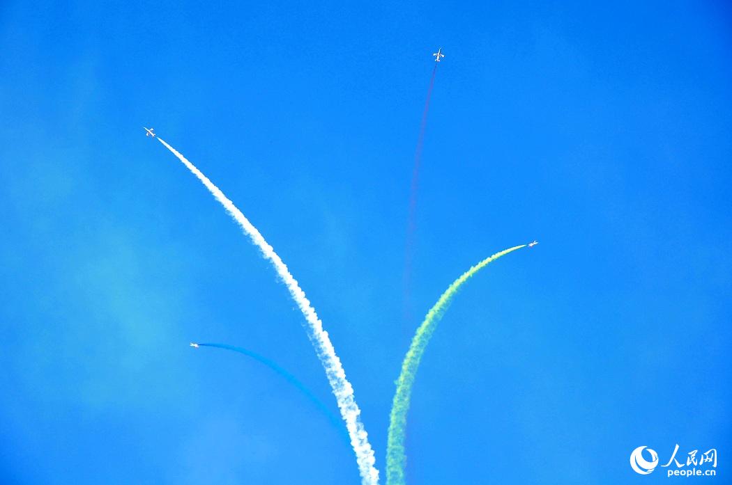 For?a Aérea do ELP realiza exercícios abertos ao público em Changchun