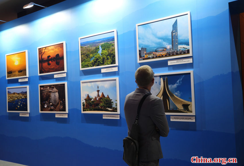 Exibi??o de fotografias “áfrica a Cores” apresentada no centro de imprensa do FOCAC