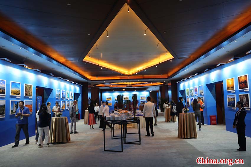 Exibi??o de fotografias “áfrica a Cores” apresentada no centro de imprensa do FOCAC