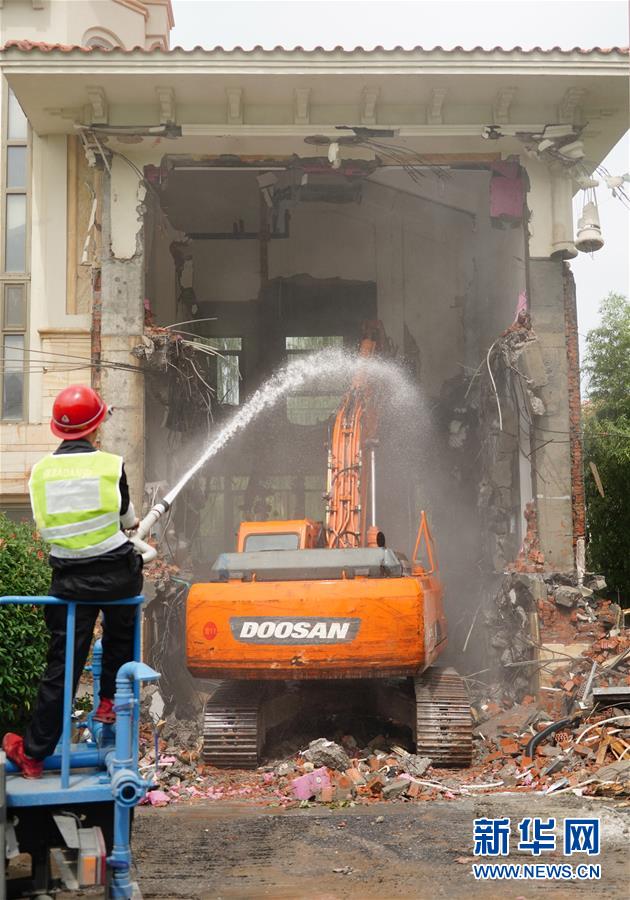 Shaanxi inicia demoli??o de moradias ilegais perto de montanhas Qinling 