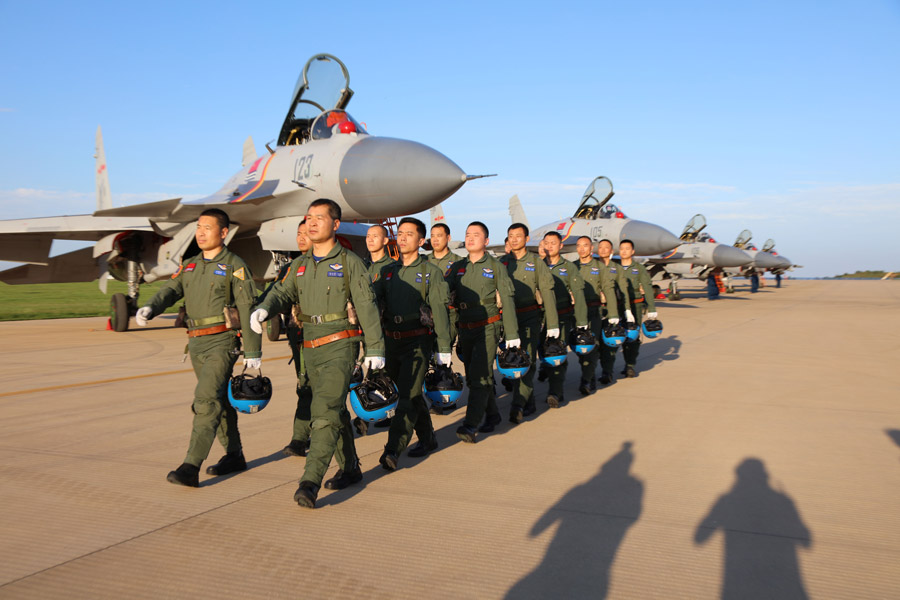 Ca?as do ELP treinam manobras de combate com recurso a porta-avi?es