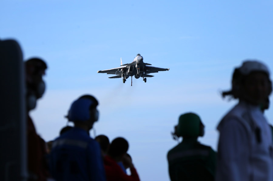 Ca?as do ELP treinam manobras de combate com recurso a porta-avi?es