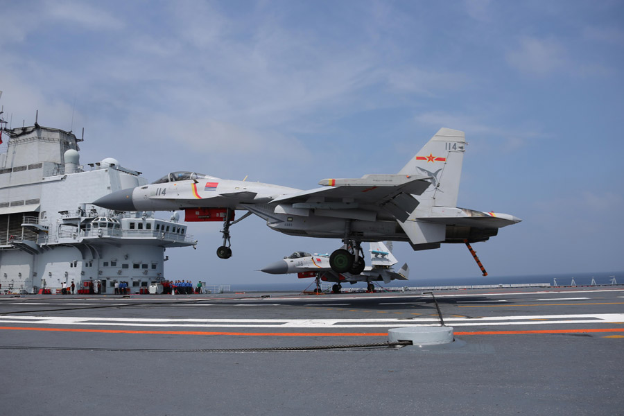 Ca?as do ELP treinam manobras de combate com recurso a porta-avi?es