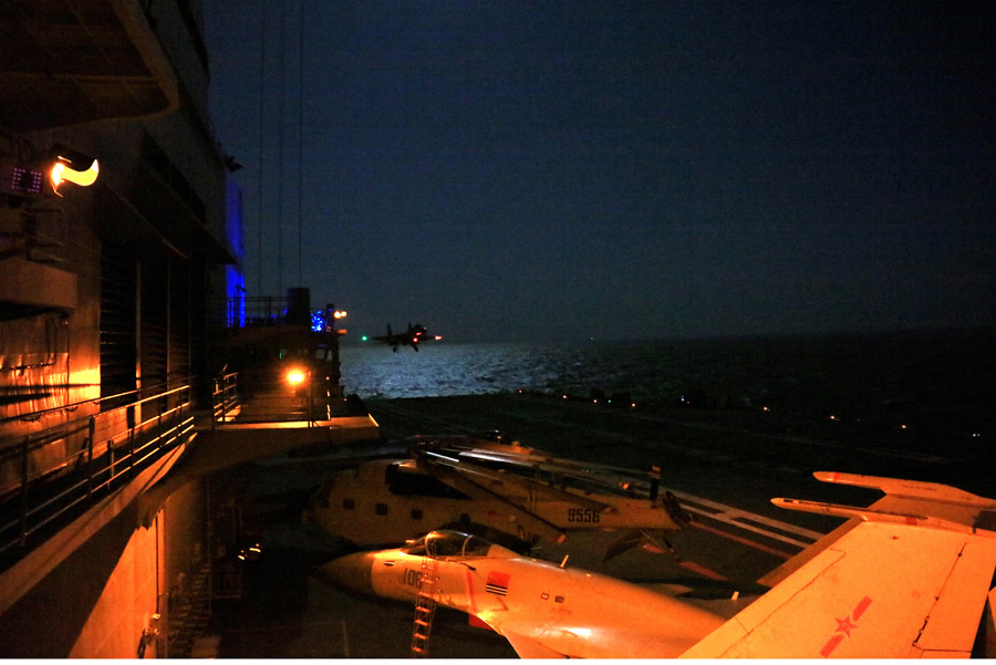 Ca?as do ELP treinam manobras de combate com recurso a porta-avi?es