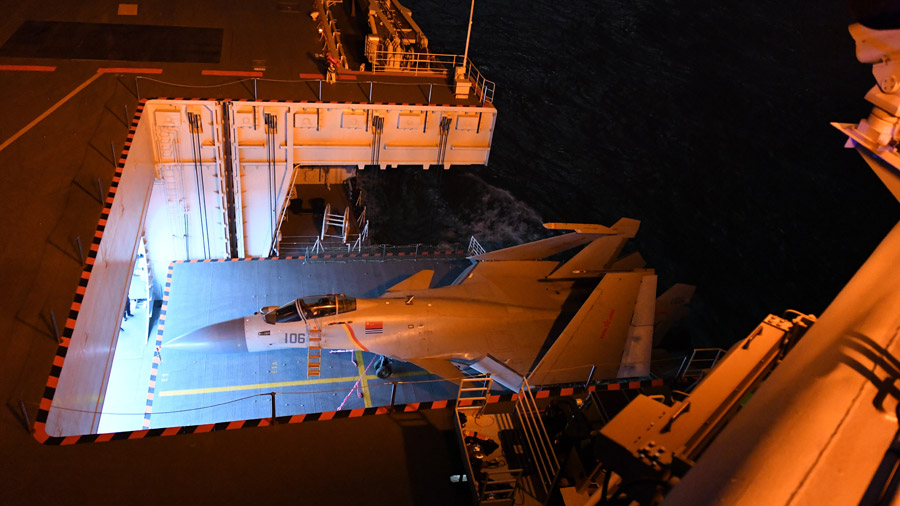 Ca?as do ELP treinam manobras de combate com recurso a porta-avi?es