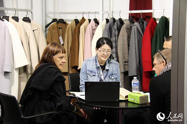 Marcas chinesas atraem aten??o internacional na Feira de Têxtil e Vestuário da China em Paris