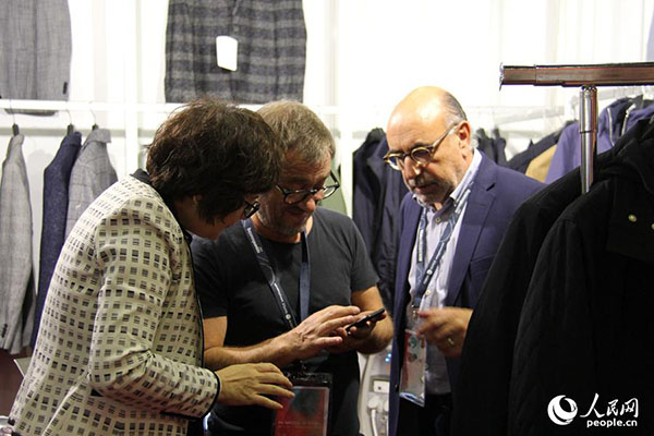 Marcas chinesas atraem aten??o internacional na Feira de Têxtil e Vestuário da China em Paris