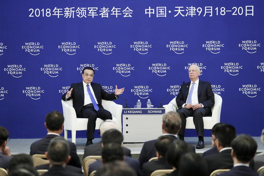 Primeiro-ministro chinês realiza diálogo com participantes do Fórum de Davos de Ver?o