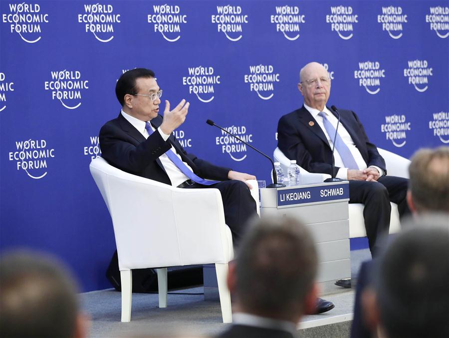 Primeiro-ministro chinês realiza diálogo com participantes do Fórum de Davos de Ver?o