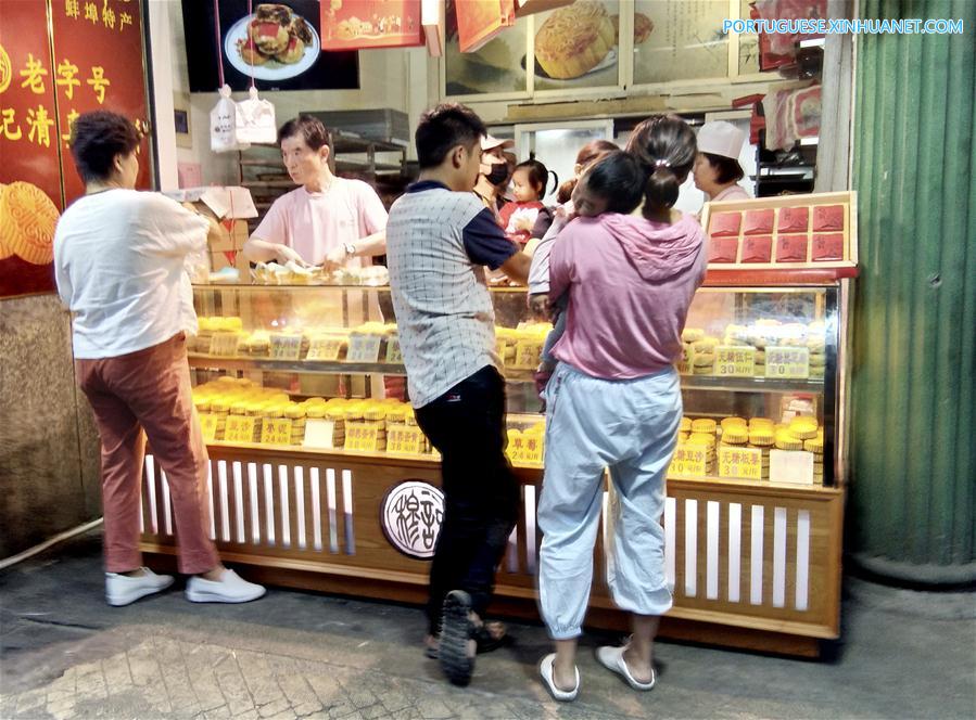 Chineses celebram Festival da Lua fazendo bolos da lua