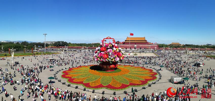 Cesta de flores decora Pra?a de Tiananmen para celebrar o Dia Nacional