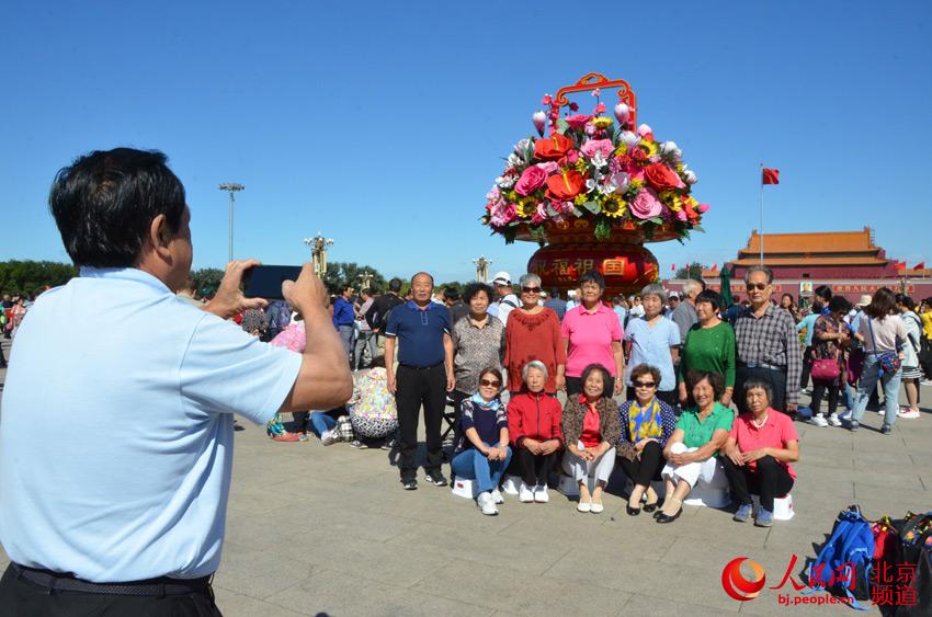 Cesta de flores decora Pra?a de Tiananmen para celebrar o Dia Nacional