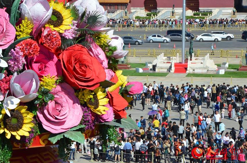 Cesta de flores decora Pra?a de Tiananmen para celebrar o Dia Nacional