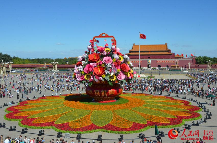 Cesta de flores decora Pra?a de Tiananmen para celebrar o Dia Nacional