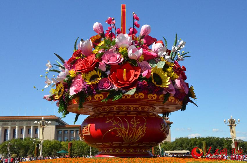 Cesta de flores decora Pra?a de Tiananmen para celebrar o Dia Nacional