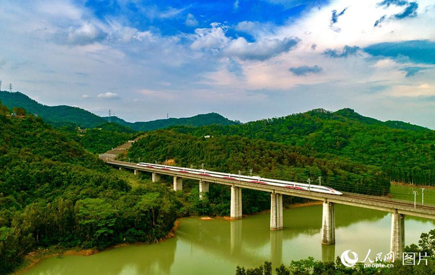 Ferrovia de alta velocidade Guangzhou-Shenzhen-Hong Kong entra em opera??o plena