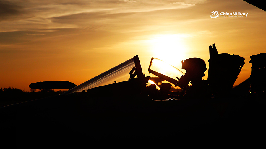 Ca?as J-10 participam de treinamento de voo durante 24 horas