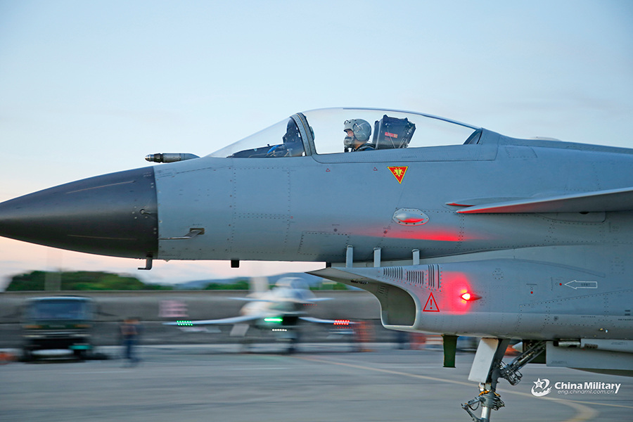 Ca?as J-10 participam de treinamento de voo durante 24 horas