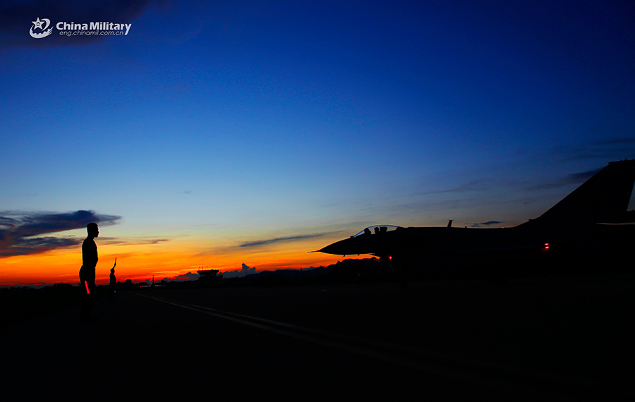Ca?as J-10 participam de treinamento de voo durante 24 horas