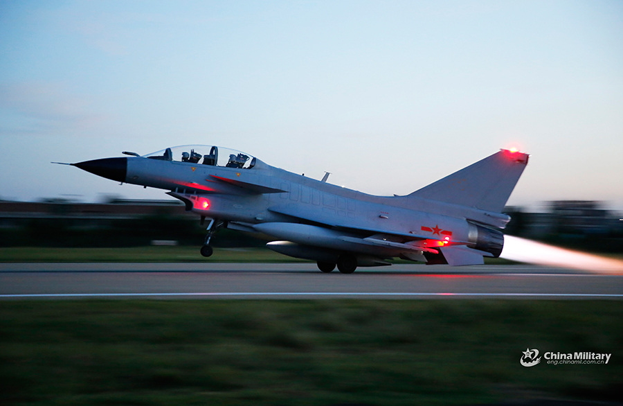 Ca?as J-10 participam de treinamento de voo durante 24 horas