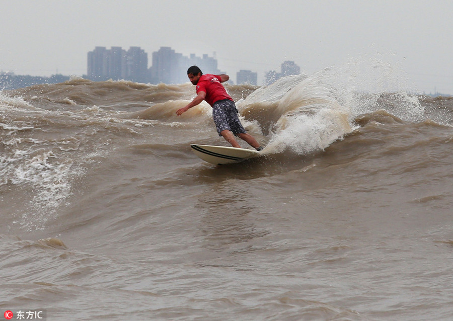 Galeria: Centenas de surfistas participam em competi??o no rio Qiantang