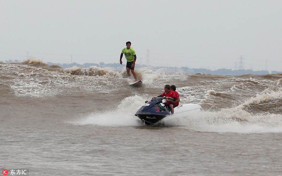 Galeria: Centenas de surfistas participam em competi??o no rio Qiantang