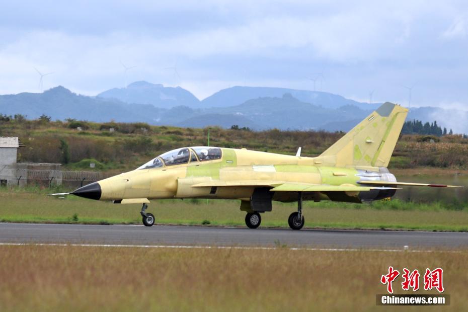 Avi?o versátil chinês FTC-2000G faz voo inaugural