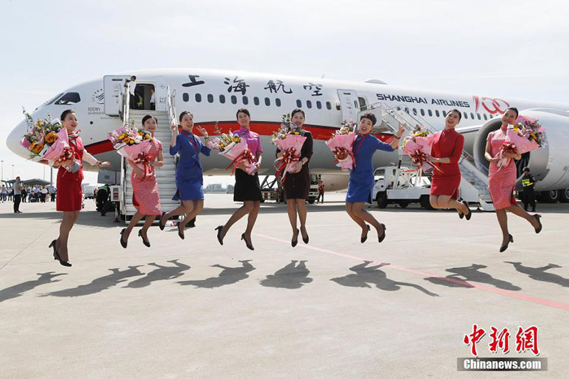 Boeing 787 Dreamliner da Shanghai Airlines realiza primeiro voo