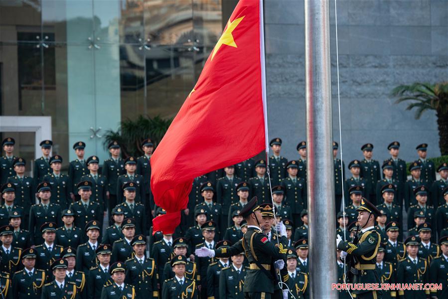Guarni??o em Macau do Exército de Liberta??o do Povo Chinês realiza cerim?nia de hasteamento da bandeira nacional