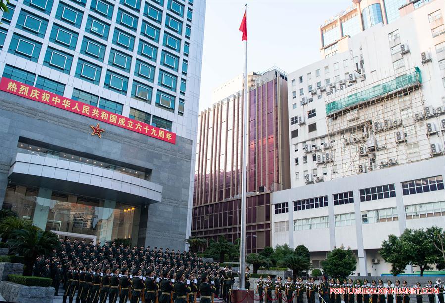 Guarni??o em Macau do Exército de Liberta??o do Povo Chinês realiza cerim?nia de hasteamento da bandeira nacional