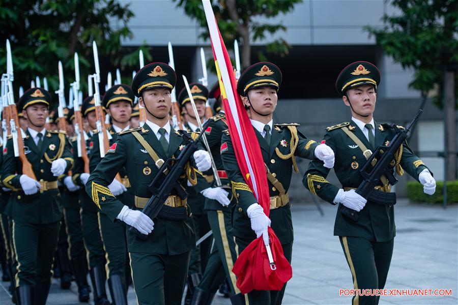 Guarni??o em Macau do Exército de Liberta??o do Povo Chinês realiza cerim?nia de hasteamento da bandeira nacional