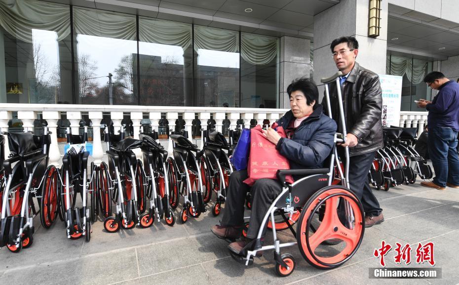 Hospitais chineses testam compartilhamento de cadeiras de rodas