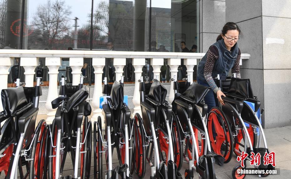 Hospitais chineses testam compartilhamento de cadeiras de rodas