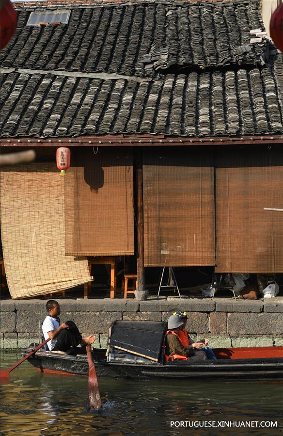 Turistas visitam antiga cidade de Anchang em Zhejiang durante feriado nacional