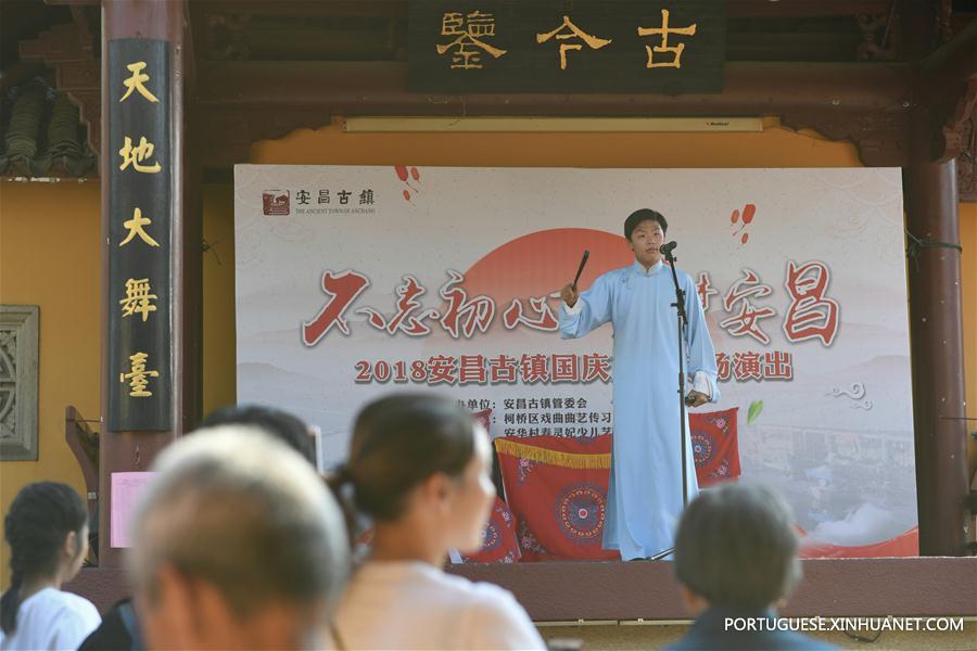 Turistas visitam antiga cidade de Anchang em Zhejiang durante feriado nacional