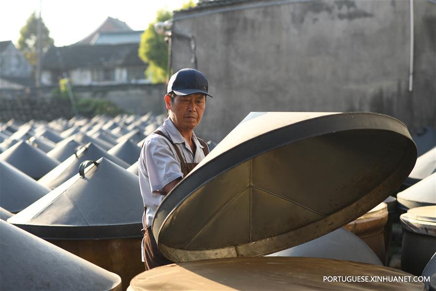 Turistas visitam antiga cidade de Anchang em Zhejiang durante feriado nacional