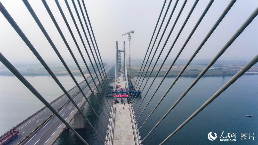 Concluída estrutura principal da ponte ferroviária sobre o rio Hanjiang