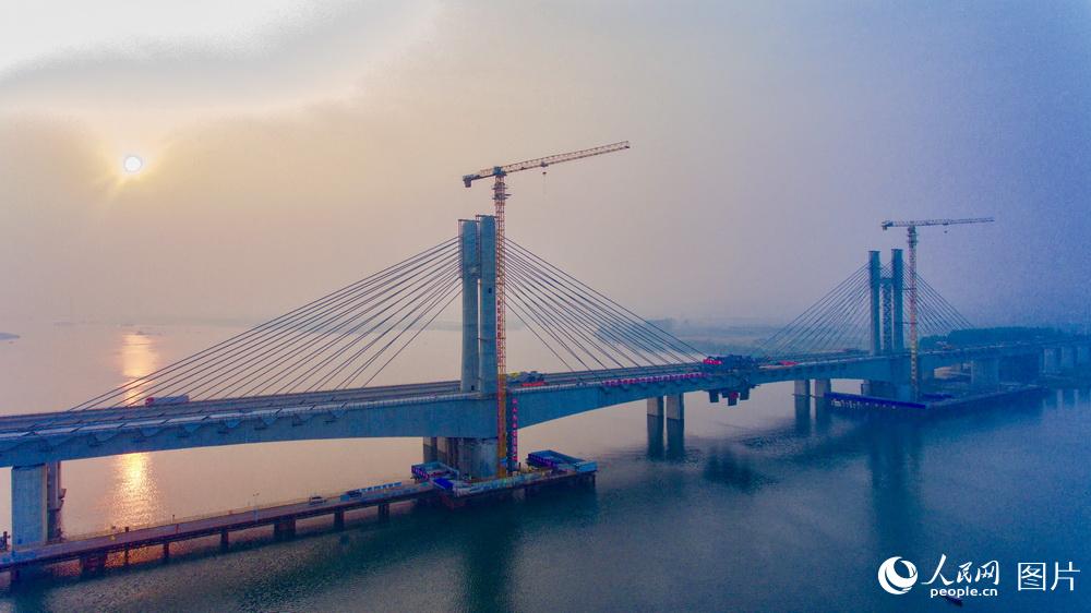 Concluída estrutura principal da ponte ferroviária sobre o rio Hanjiang