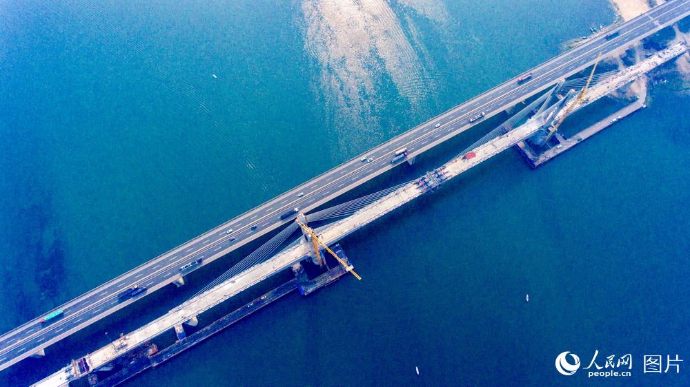 Concluída estrutura principal da ponte ferroviária sobre o rio Hanjiang