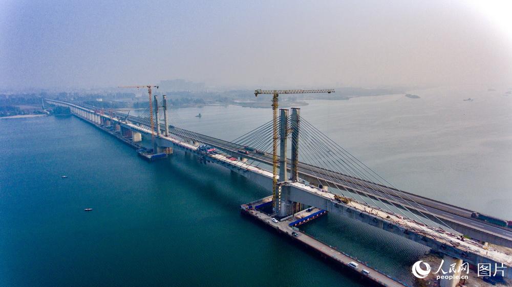 Concluída estrutura principal da ponte ferroviária sobre o rio Hanjiang