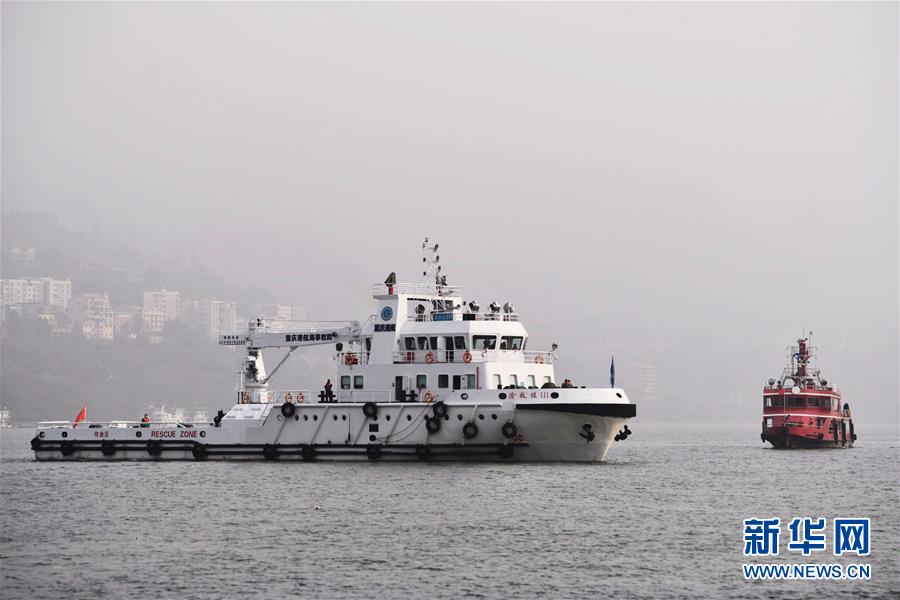 Mergulhadores e rob? procuram ocupantes de ?nibus que caiu no Yangtzé