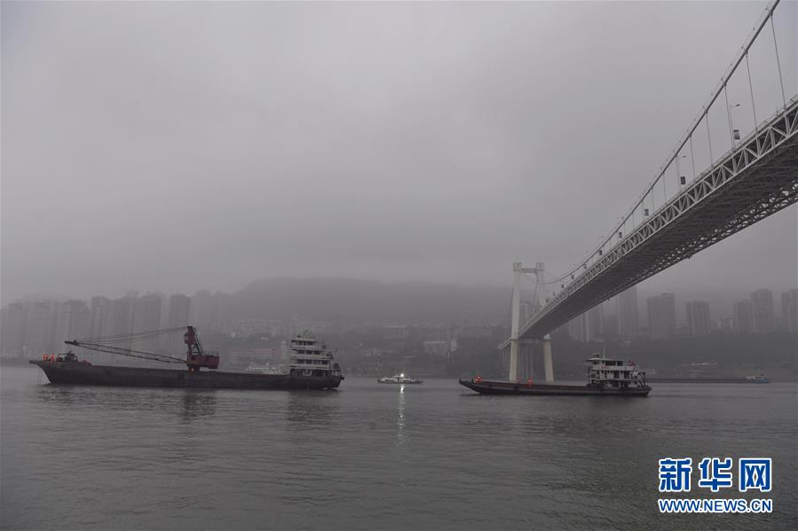 Mergulhadores e rob? procuram ocupantes de ?nibus que caiu no Yangtzé