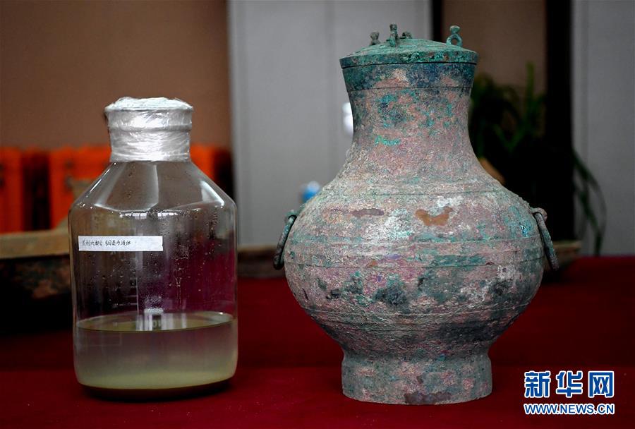 Arqueólogos chineses descobrem bebida alcoólica de 2 mil anos em tumba antiga