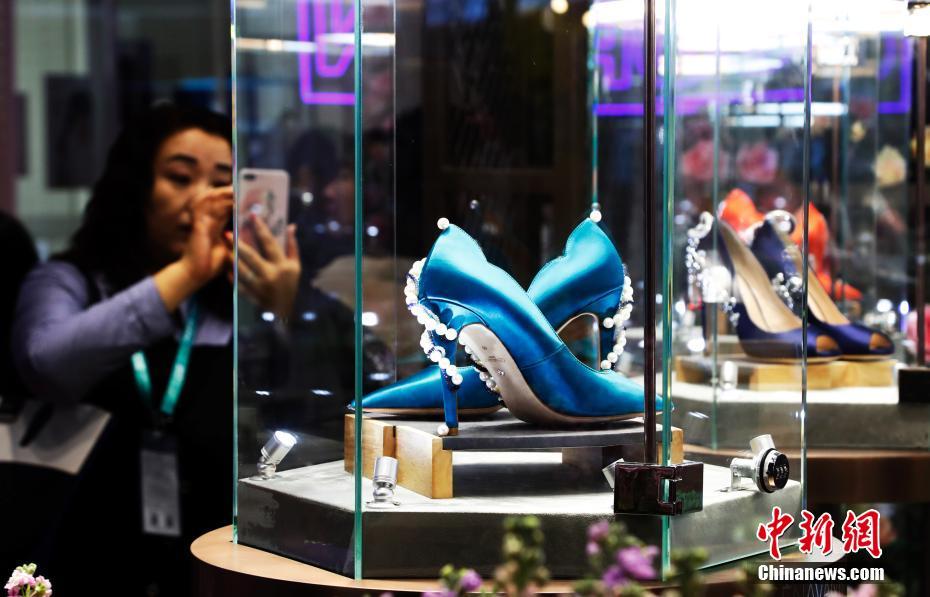 Galeria: Produtos atraem aten??es de consumidores na CIIE