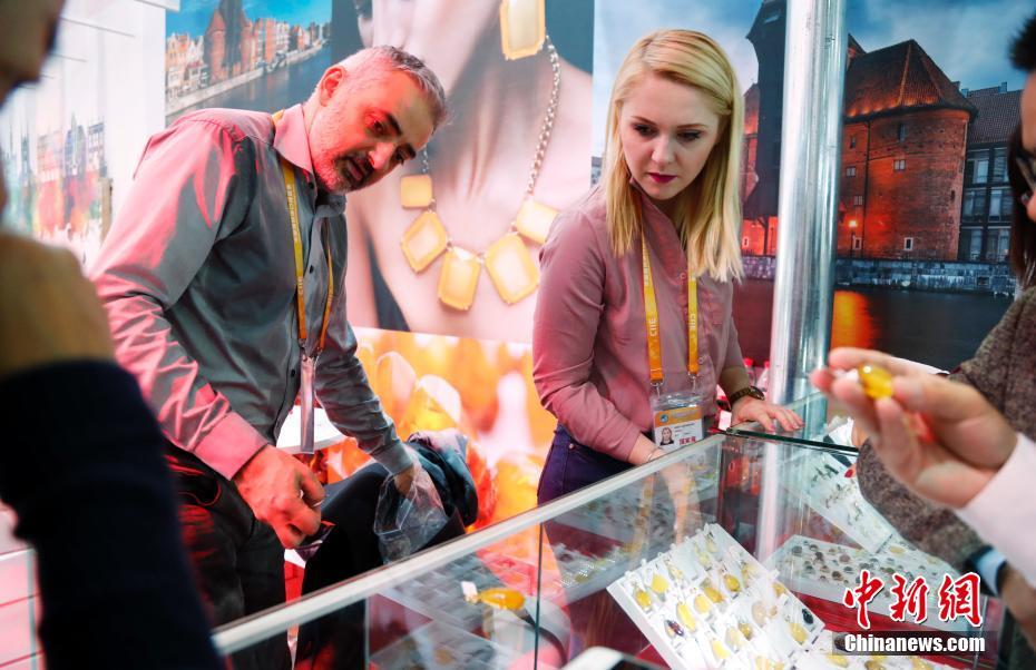 Galeria: Produtos atraem aten??es de consumidores na CIIE