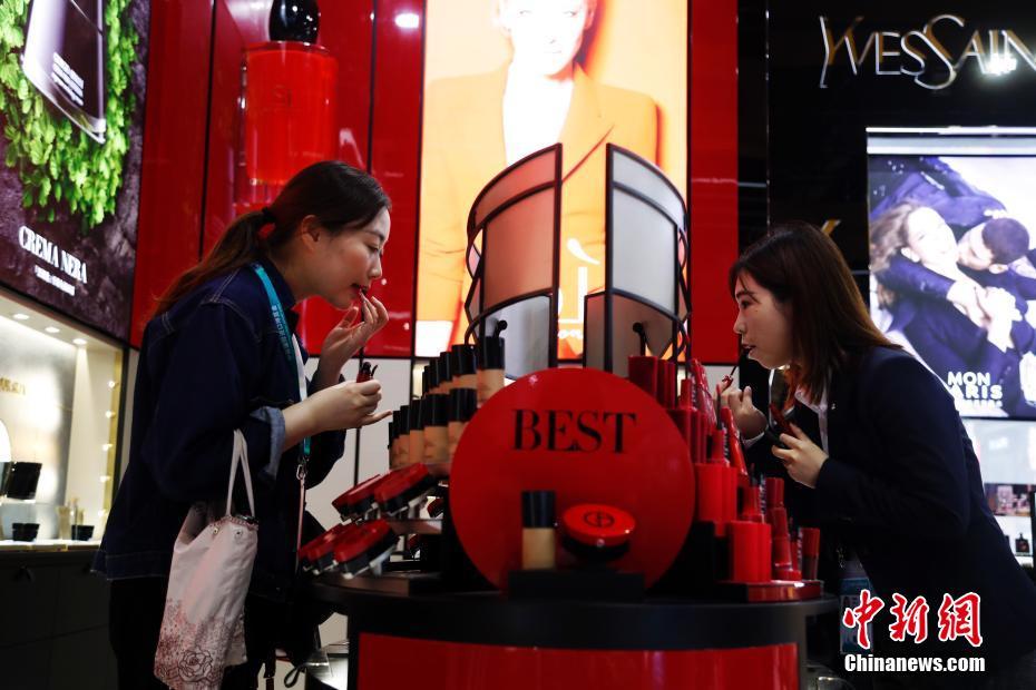 Galeria: Produtos atraem aten??es de consumidores na CIIE