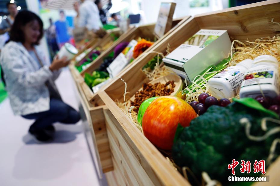 Galeria: Produtos atraem aten??es de consumidores na CIIE