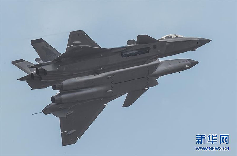 Galeria: Ca?as J-20 participam no Airshow China